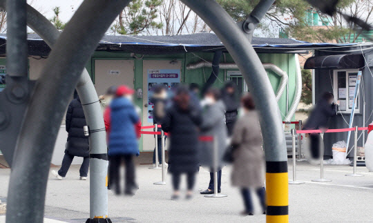 코로나19 '3차 대유행'의 확산세가 지속하는 가운데 10일 서울 은평구 서울시립서북병원 선별진료소에서 시민들이 코로나19 검사를 기다리고 있다. [연합뉴스]